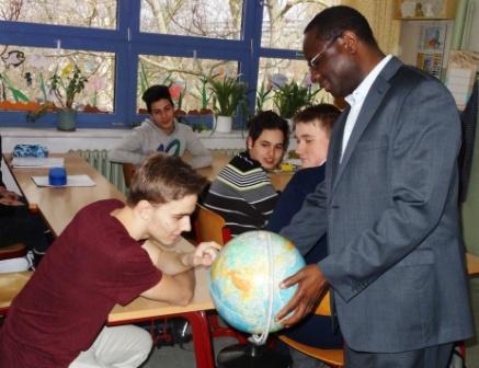 Klasse 9a - Dr. Diaby zeigt sein Herkunftsland auf dem Globus