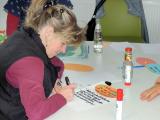Frau Brandt notiert die Stichpunkte